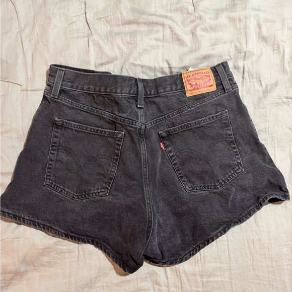 Levi’s High-Waisted Mom Shorts - Size 32 - Picture 4 of 4
